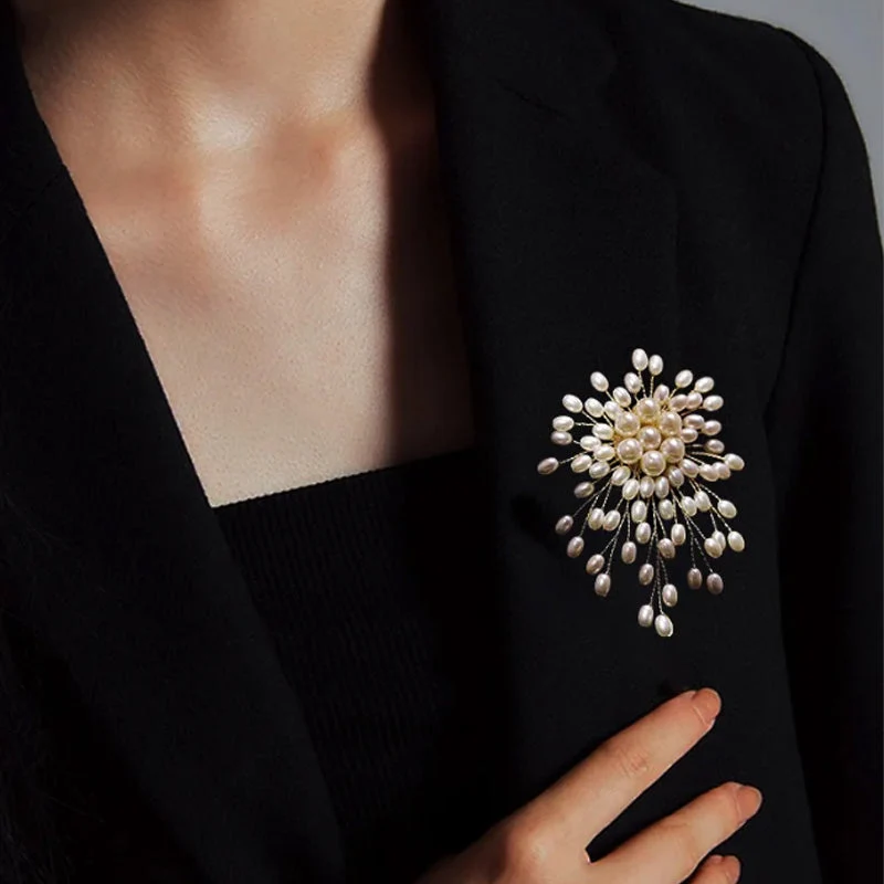 Elegance Redefined: The Pearl Brooch Every Classy Woman Needs! ✨ - Image 5