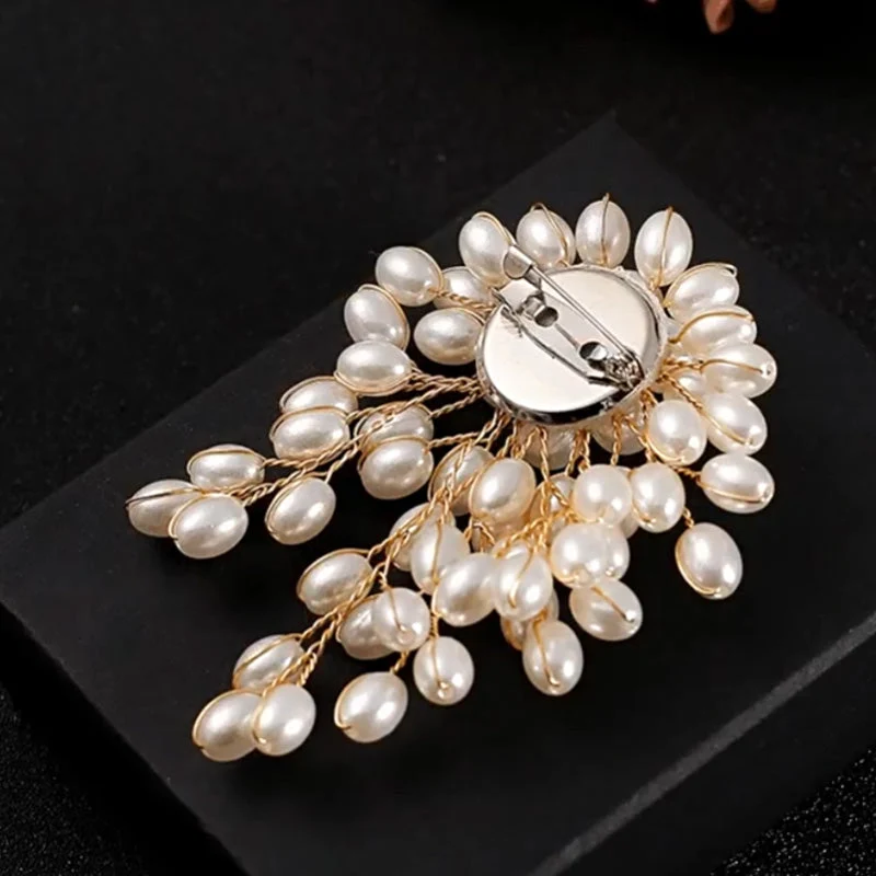 Elegance Redefined: The Pearl Brooch Every Classy Woman Needs! ✨ - Image 6