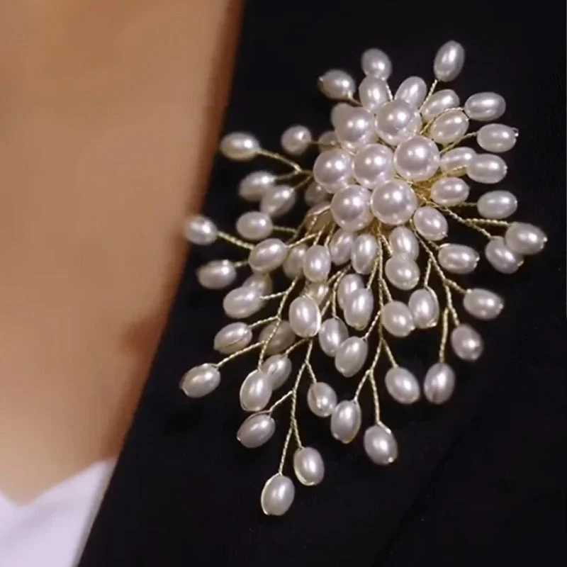 Elegance Redefined: The Pearl Brooch Every Classy Woman Needs! ✨ - Image 7